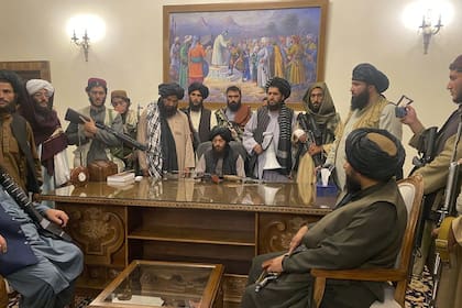 Los talibanes irrumpieron en Kabul a mediados de agosto y tomaron el control del palacio presidencial afgano, después de que el presidente Ashraf Ghani huyera del país