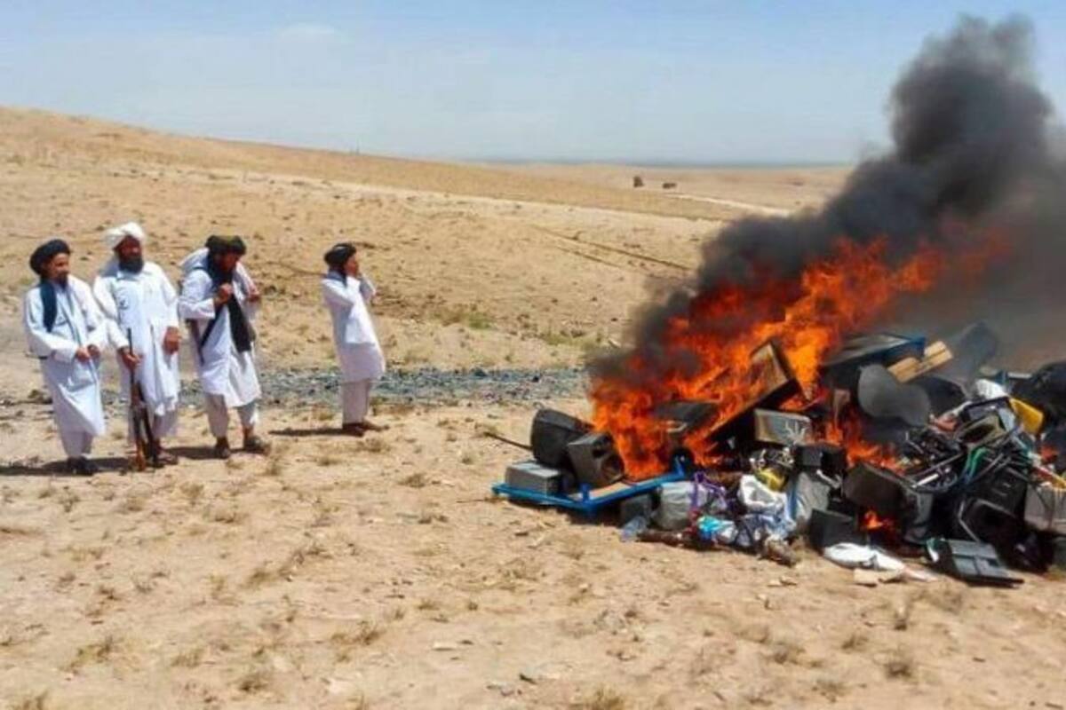 Los talibanes quemaron una guitarra, un armonio y una especie de tambor, así como amplificadores y parlantes