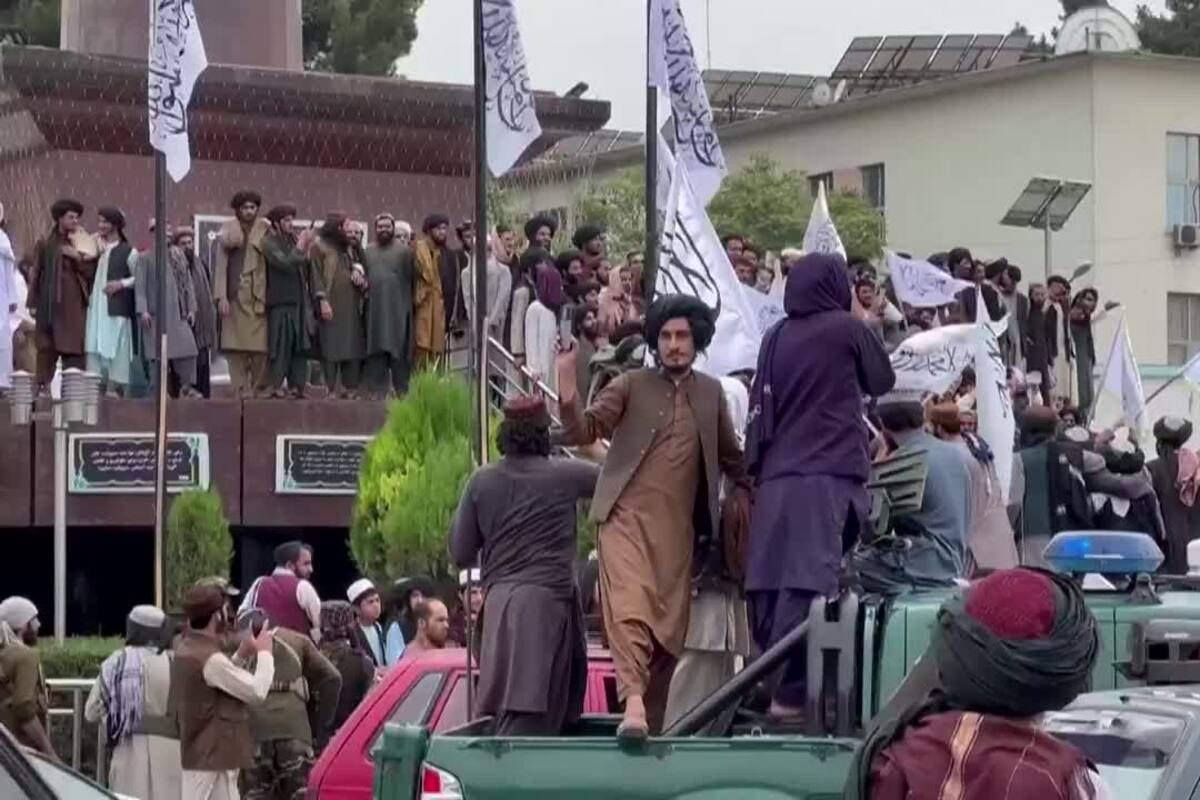 Los talibanes restringen las libertades de las mujeres desde que tomaron el poder hace más de un año