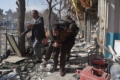 Los talibanes se atribuyeron la explosión en el centro de Kabul; el país sufre también por los atentados de EI