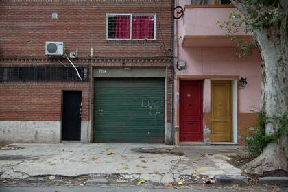 Los talleres se ocultan detrás de fachadas fabriles y residenciales; la puerta roja conduce al fondo de una exfábrica de muebles, donde hoy se instala el taller Maturín