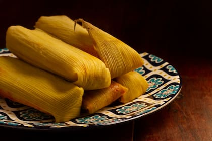 Los tamales de elote guatemaltecos son un platillo tradicional elaborado a base de maíz y envuelto en hojas de tusa