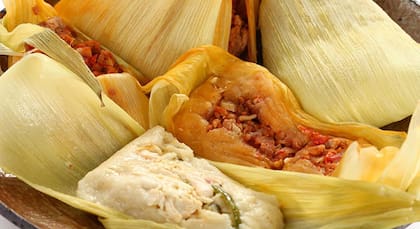 Los tamales llevan varios pasos para su realización que incluyen la masa, salsas, rellenos y el envoltorio (Archivo)