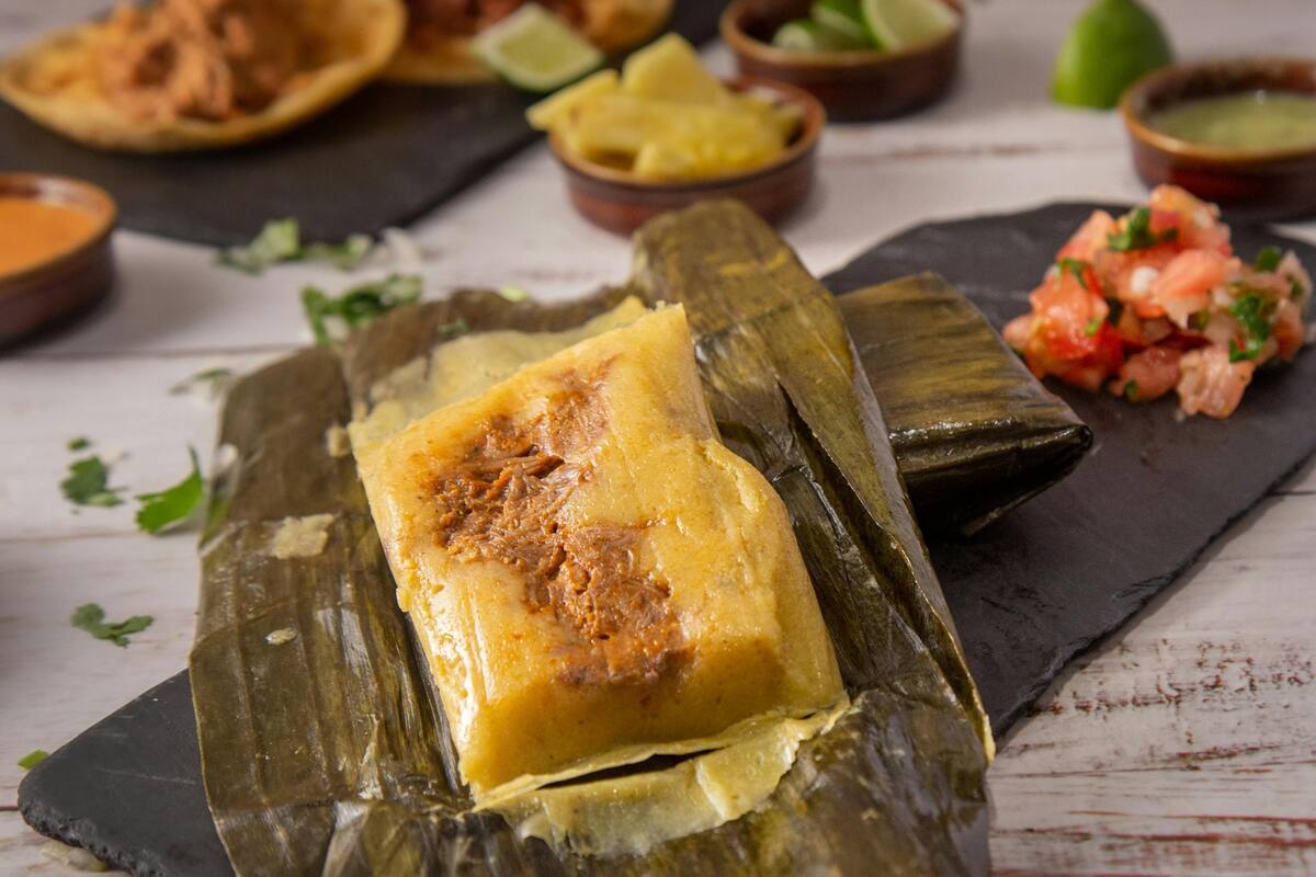 Los tamales son un platillo tradicional mexicano, con raíces en la época prehispánica, cuyo nombre significa "envuelto"