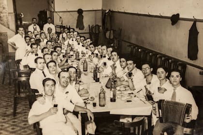 Los tangueros y autores de sainetes eran habitués de Las Cuartetas
