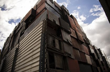 Los tanques de gas, refrigeradores intactos o enfriadores industriales a menudo se guardan en almacenes viejos y sitios de eliminación de desechos