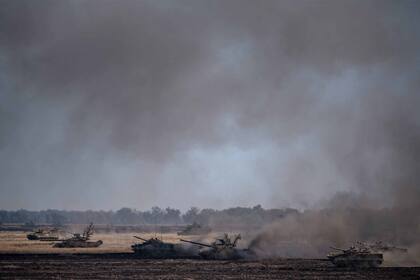 Los tanques del ejército ruso y los vehículos blindados de transporte de personal participan en ejercicios militares en la región de Volgogrado, sur de Rusia