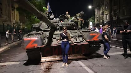 Los tanques del Grupo Wagner se desplegaron en la ciudad de Rostov del Don, donde fueron aplaudidos por muchos ciudadanos. Los mercenarios emprendieron entonces una marcha hacia Moscú