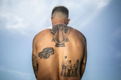 Los tatuajes de Enzo Pérez, referente de River: la familia, el escudo del club, la Virgen de Luján y el Fiat 147