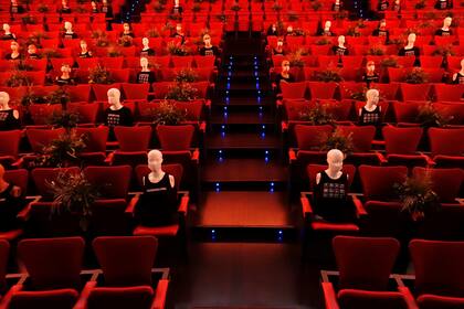 La sala Roja de los Teatros del Canal, de Madrid llenó su platea de público, maniquíes y arreglos florales.