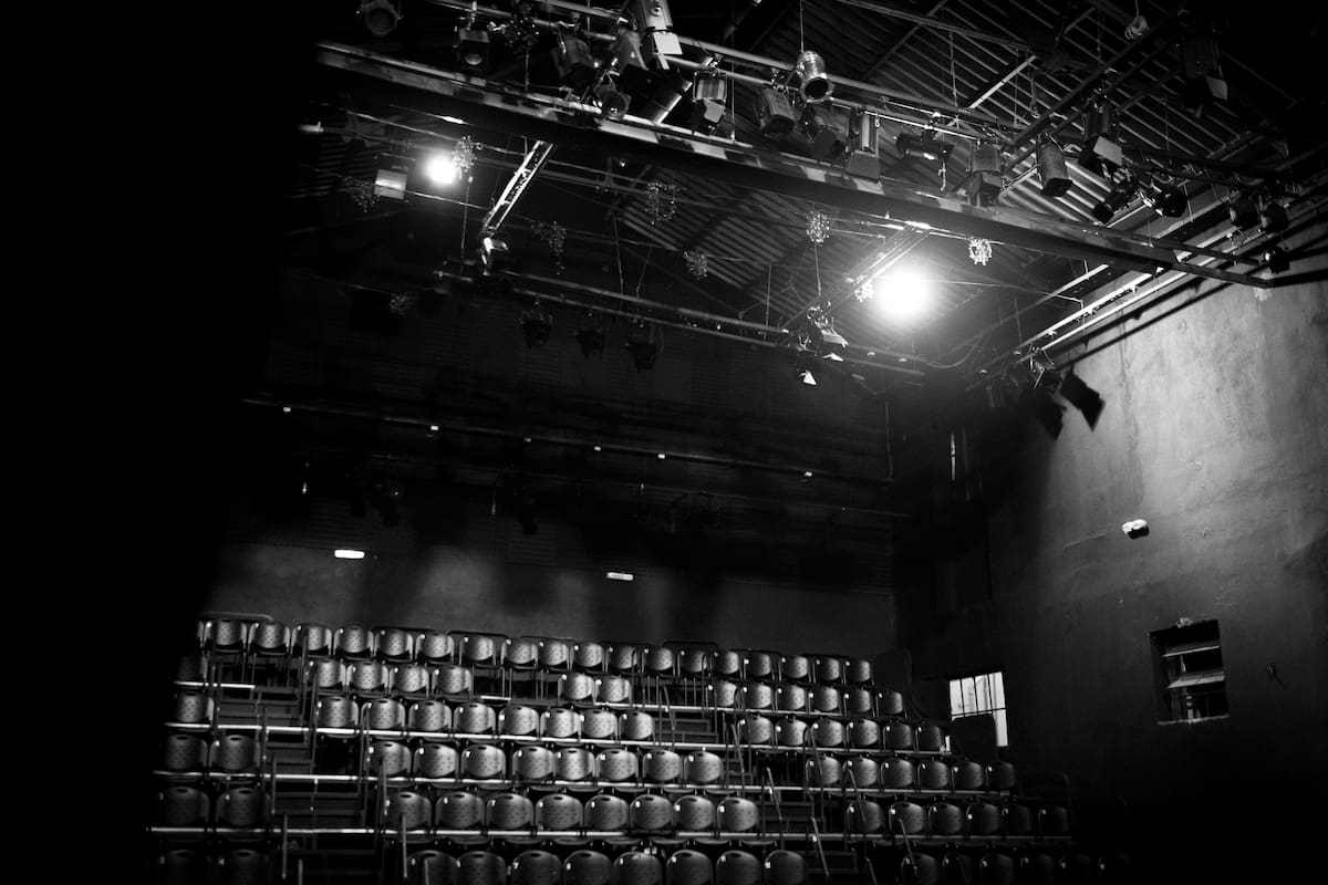 Los teatros del circuito independiente fueron especialmente golpeados por las medidas de aislamiento y la monetización de contenidos digitales no llega a cubrir los gastos de las salas