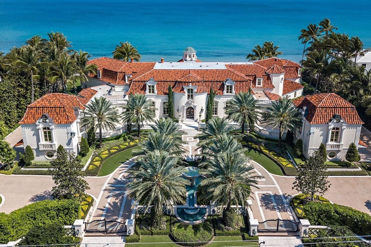 Los techos de la casa habían sido cambiado por unos grises en 2019