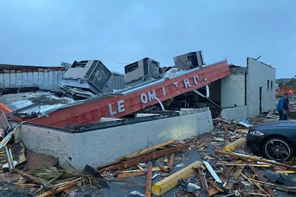 Los techos de varias casas y comercios quedaron destruidos en Florida