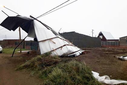 Los techos y cartelería destruidos son parte del paisaje en las últimas horas en General Acha