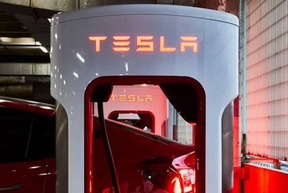 Los técnicos de mantenimiento en Tesla realizan tareas complejas y físicamente demandantes en los sistemas de la planta