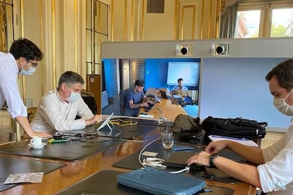 Los técnicos italianos instalando los sistemas de telepresencia en la Casa Rosada