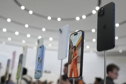 Los teléfonos iPhone 15 se muestran durante un anuncio de nuevos productos en el campus de Apple en Cupertino, California, el 12 de septiembre de 2023.