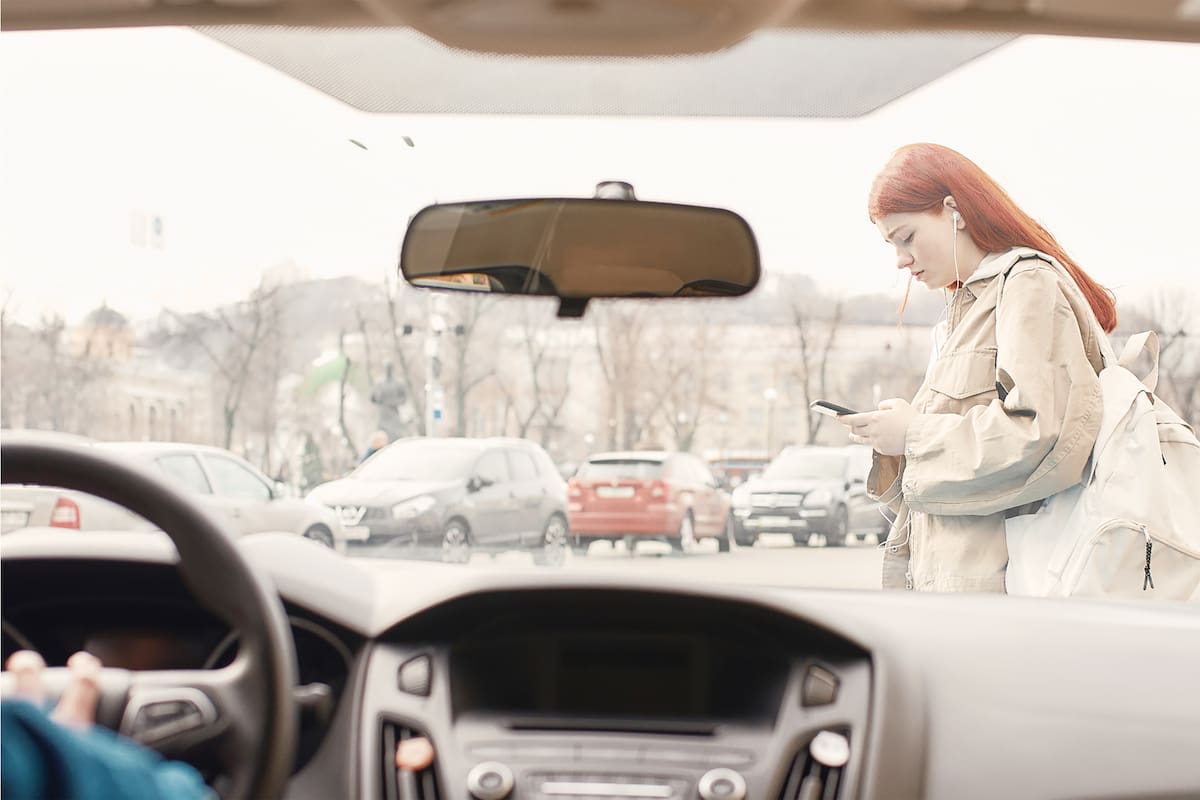 Los teléfonos móviles provocan distracciones que ponen en riesgo la vida de los peatones