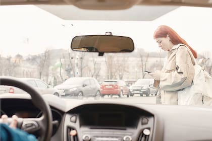 Los teléfonos móviles provocan distracciones que ponen en riesgo la vida de los peatones