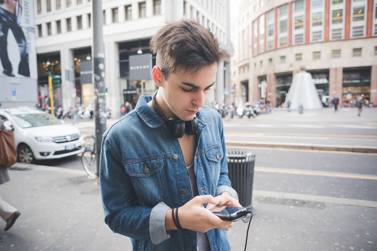 Los teléfonos Pixel de Google notificarán al usuario para que levante la cabeza si está usando el smartphone en la vía pública