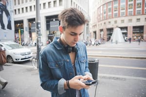 Los teléfonos Pixel de Google notificarán al usuario para que levante la cabeza si está usando el smartphone en la vía pública