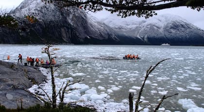 Una de las grandes joyas de la ruta es el desembarco en el fiordo del espectacular glaciar Pía, de, al menos, 100 metros de altura