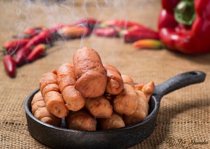Los tequeños son deditos de masa frita rellenos de queso, que se comen usualmente como entremés; también hay versiones dulces rellenos de chocolate.