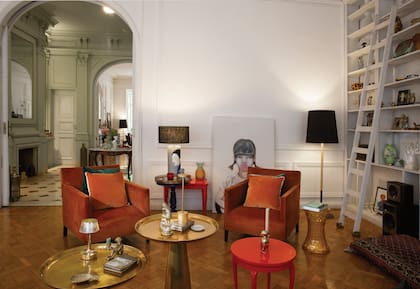 Los terciopelos en colores vivos, las mesas doradas y un taburete de Philippe Starck se dan la mano con recuerdos traídos de viajes y objetos familiares.