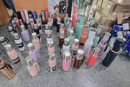 Los termos cuestan hasta un 80% más baratos y son réplicas muy bien logradas de los originales, pero con materiales tóxicos