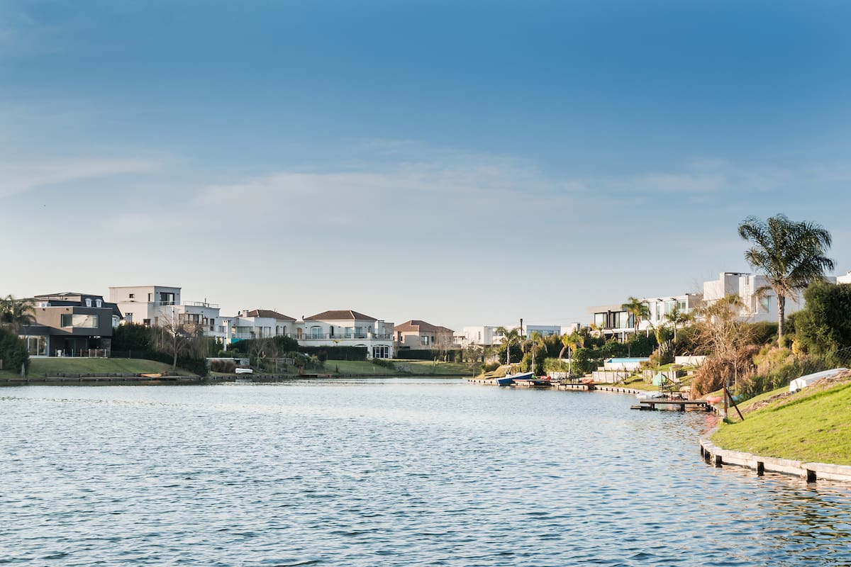 Los terrenos en barrios con acceso directo al lago central son los más caros