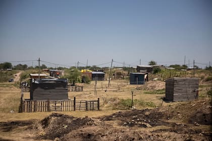 Los terrenos ocupados en la tosquera en González Catán, al día siguiente de las cinco muertes.