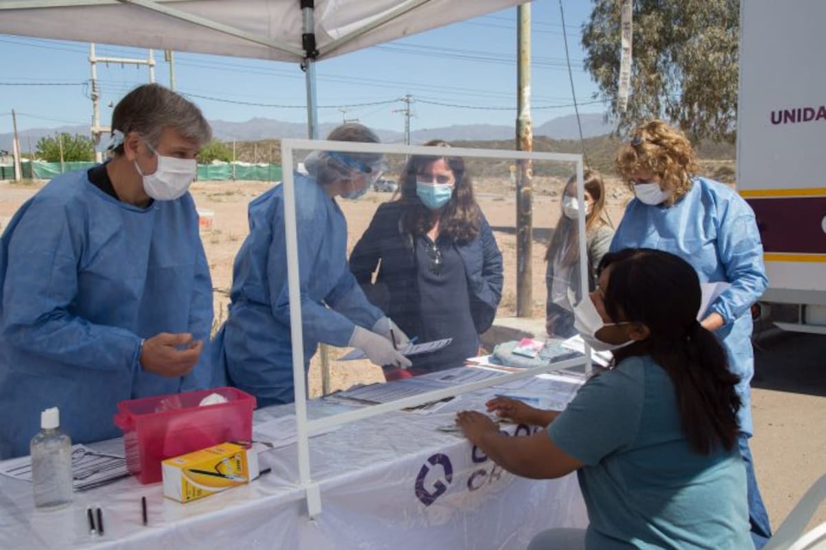 Los testeos masivos rápidos de antígenos se realizan en personas con síntomas y permiten tener el resultado positivo en 15 minutos, lo que posibilita aislar a las familias.