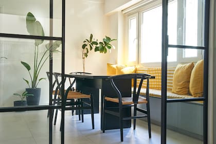 Los textiles de Mercedes Segura contrastan con la mesa (Casa Creu) y sillas “wishbone” negras, color favorito de la dueña de casa.