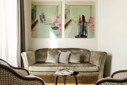 Los textiles inigualables de Dedar Milano hacen la diferencia en los livings y habitaciones. El díptico de Andrea Pinchi es parte de una de las muestras