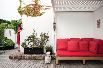 Los textiles juegan con la tonalidad de la vegetación para dar unidad al conjunto
