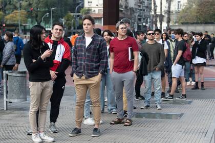 Los tickets del programa se retiran el mismo día de la función a partir del mediodía; la fila comenzó a las 10 de la mañana