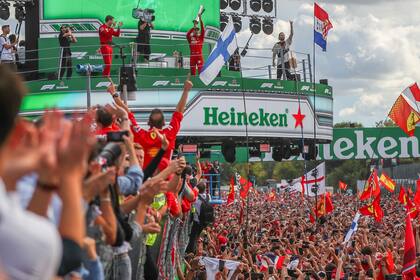 Los tifosi deliran con Leclerc, el monegasco rompió con los nueve años sin victorias de Ferrari en Monza