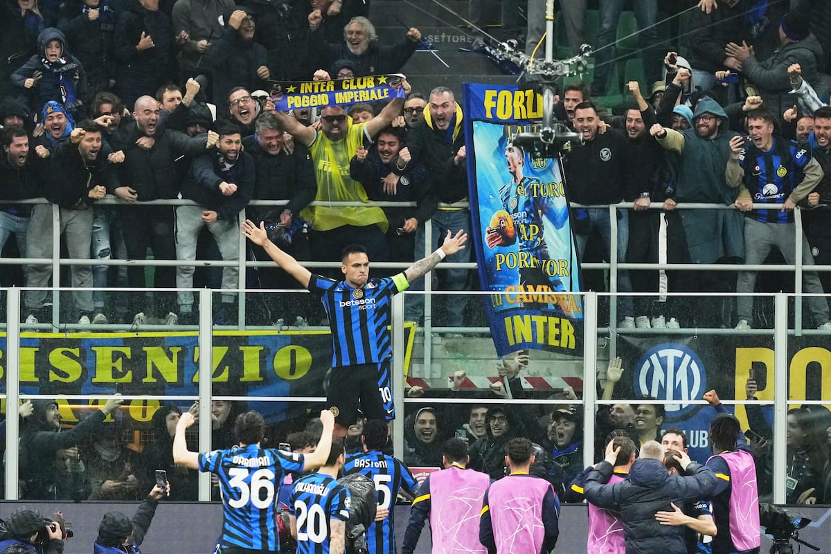 Los tifosi y el ídolo unidos en el festejo del gol de Lautaro Marínez; Inter eliminó a Bayern y se medirá con Barcelona en una semifinal de la Champions League.