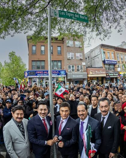 Los Tigres del Norte durante una presentación en vivo, reflejando su compromiso con la evolución musical y la conexión con su audiencia