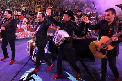 Los Tigres del Norte: un grupo legendario rinde tributo a un solista legendario