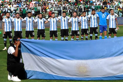Los titulares de Argentina ante Bolivia, en el instante previo a la exhibición que ofrecieron en La Paz