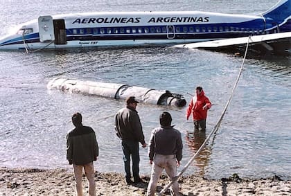 Los toboganes de la aeronave, aquellos que se suelen desprender de los marcos de las puertas, no se accionaron. El impacto inicial del avión rompió el sistema.