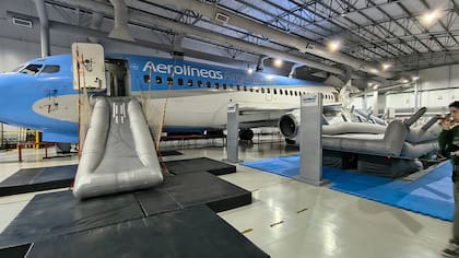 Los toboganes ya abiertos e instalados para el simulacro de situaciones de emergencia y evacuación