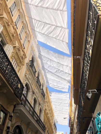 Los toldos en el casco antiguo para aplacar el calor.