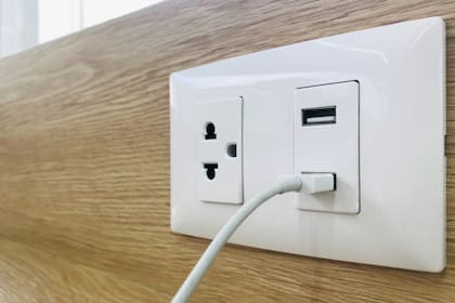 Los tomas de luz también pueden contar con conectores de carga integrados en la caja