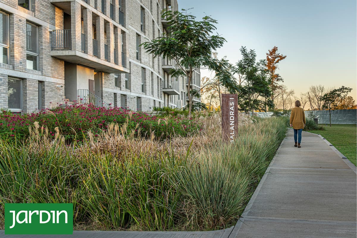 Los tonos óxido, miel y bronce construyen escenas cálidas y elegantes