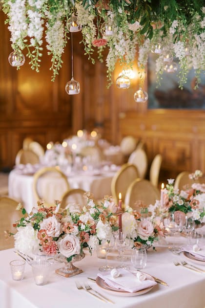 Los toques románticos como las rosas y las velas son comunes en las bodas en Francia.
