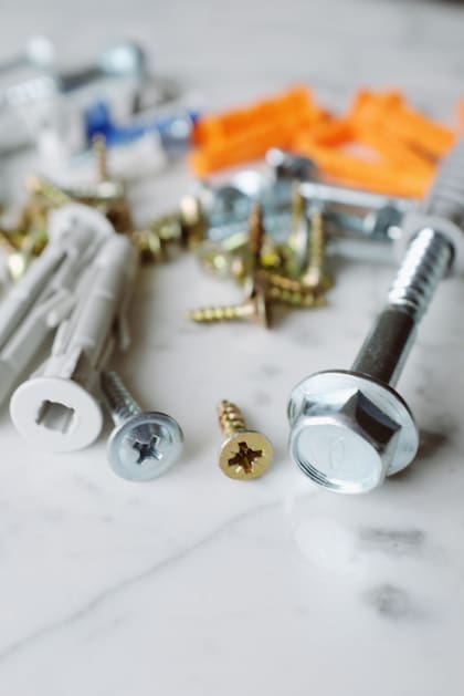 Los tornillos tienen diferentes ranuras porque su uso también es distinto; depende del material que deben ajustar