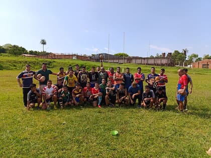 Los Toros, el equipo de la Unidad Penal III de Eldorado, en la cancha, la primera que construyó Espartanos en el país, con el apoyo del Banco Macro