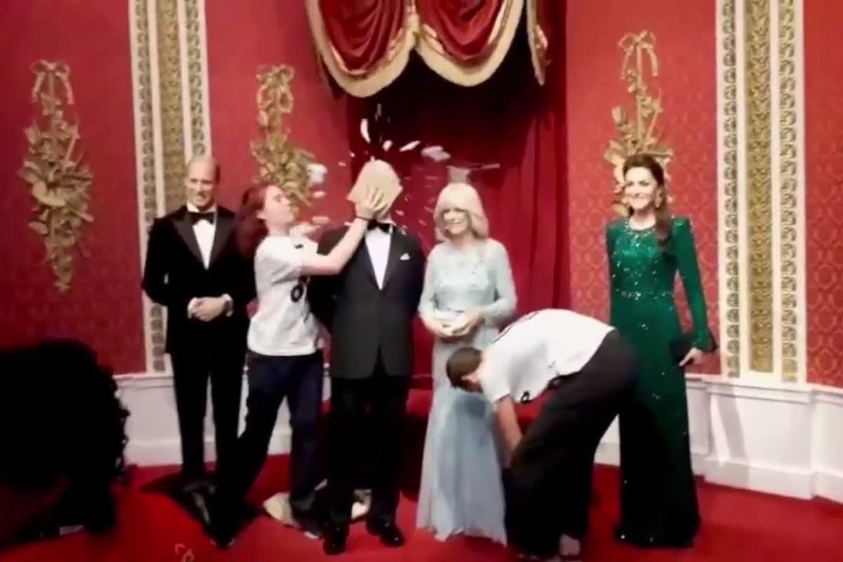 Los tortazos contra la escultura del rey Carlos III